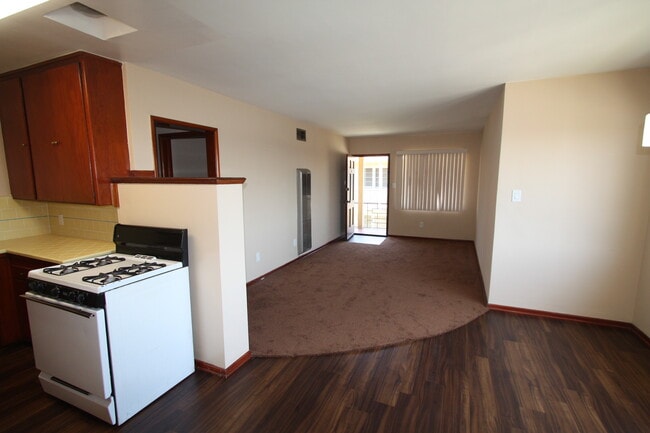 Building Photo - 5925 Crenshaw Blvd