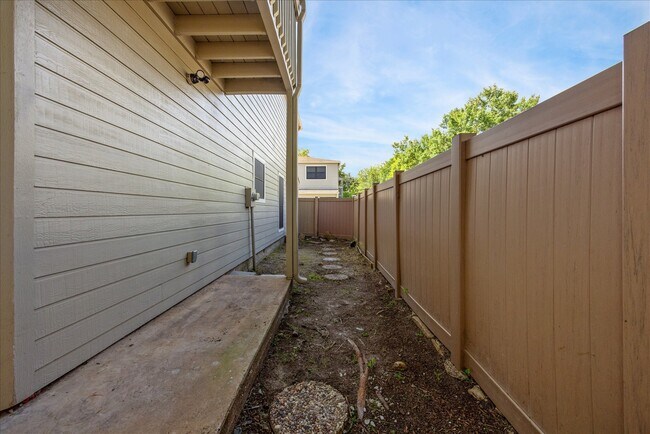Building Photo - 2379 Briarwest Blvd