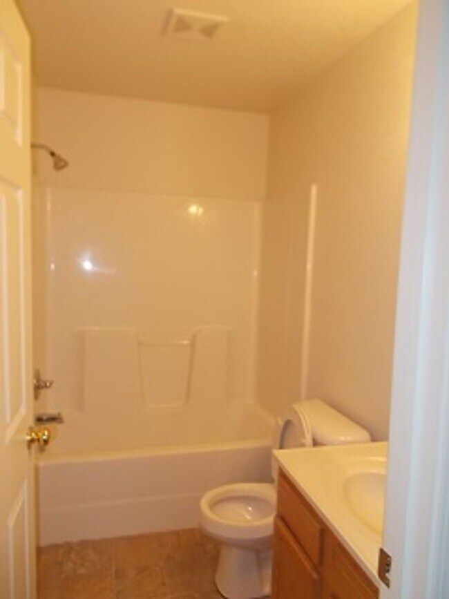 Foto del edificio - Cozy 2 Bedroom,  2 Bathroom Duplex!