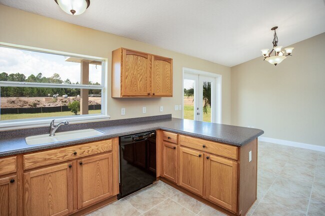 Building Photo - Leesburg 3/2 with Split Bedroom and Covered Back Patio