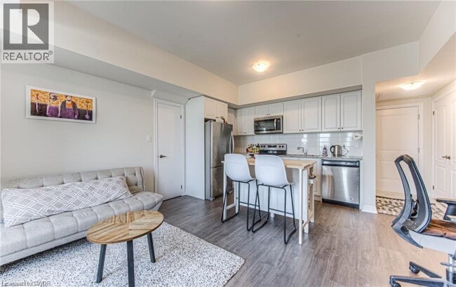 Photo du bâtiment - 120 Watson Pkwy N