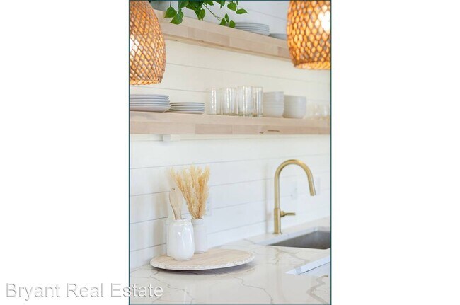 Foto del edificio - 4 br, 2 bath House - 6 Sunset Avenue Unit C