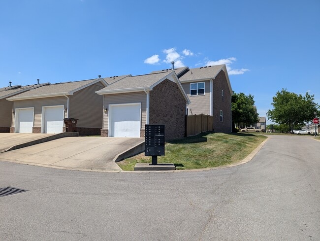 Building Photo - 1438 Riverbrook Dr