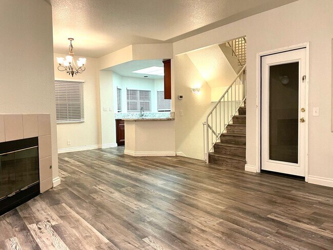 Foto del edificio - Its has that WOW Factor! Great Location and Spacious 3 Bedroom Available Early May!