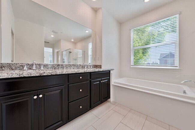 Foto del edificio - Modern 4B-Bed Home Walking Distance from P...