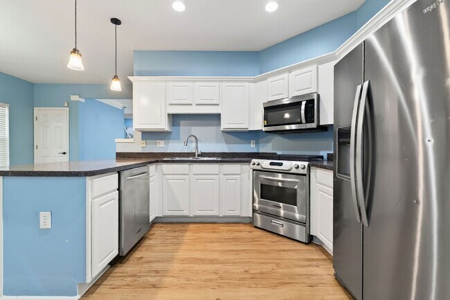 Building Photo - Spacious 3 Bed / 2 Bath Townhouse in Atlanta – $1,995/mo (Trash & Landscaping Included!)