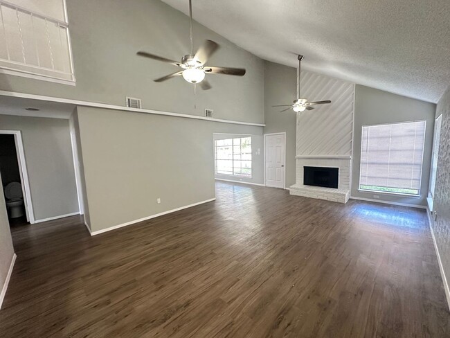 Foto del edificio - Gorgeous 4bd 2ba on Mature Lot in Prime Lo...
