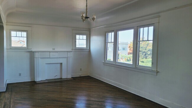 Building Photo - 2122 Vineyard Ave