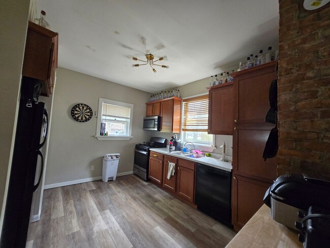 Foto del edificio - Large 5 Bedroom 2 Bath Single Family Home!...