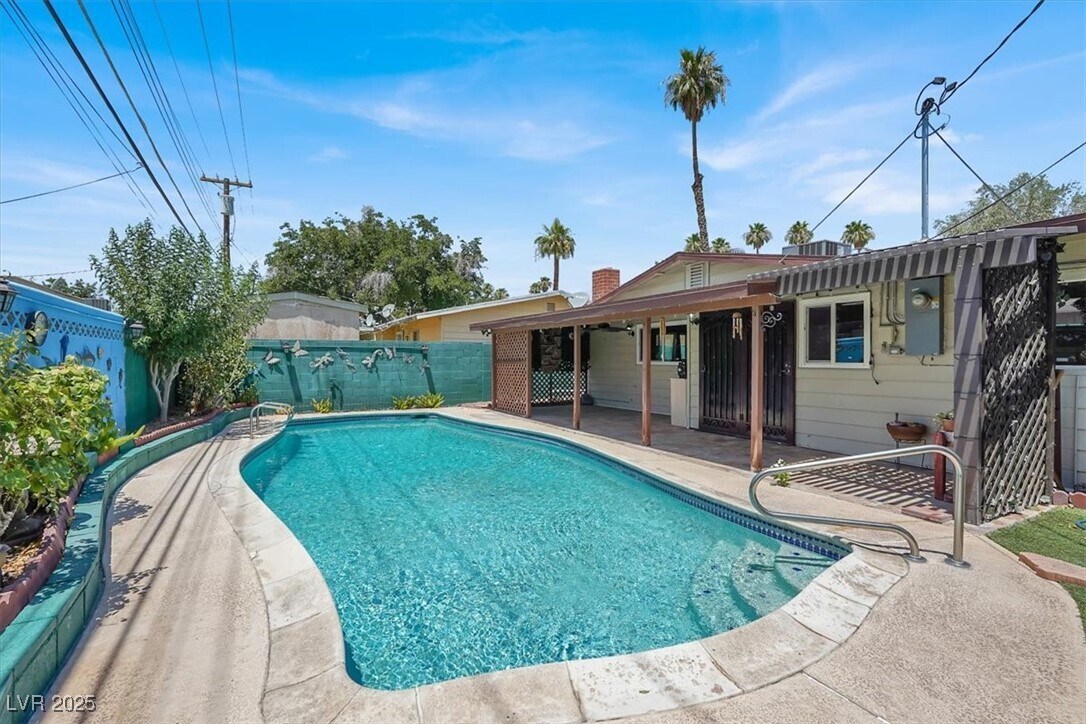 Primary Photo - 2013 W Fontana Ave
