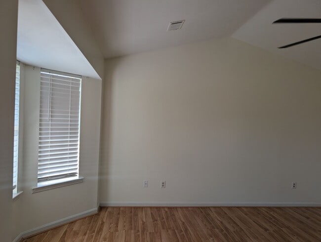 Building Photo - Charming 3 Bedroom Brick Home