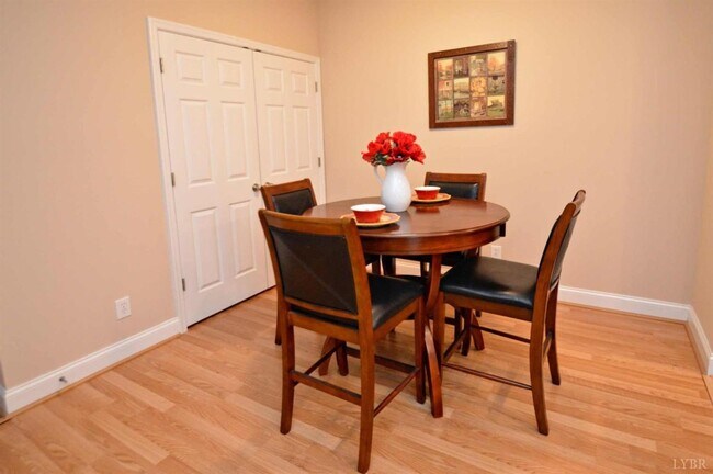 Foto del edificio - 623 Wyndhurst Dr