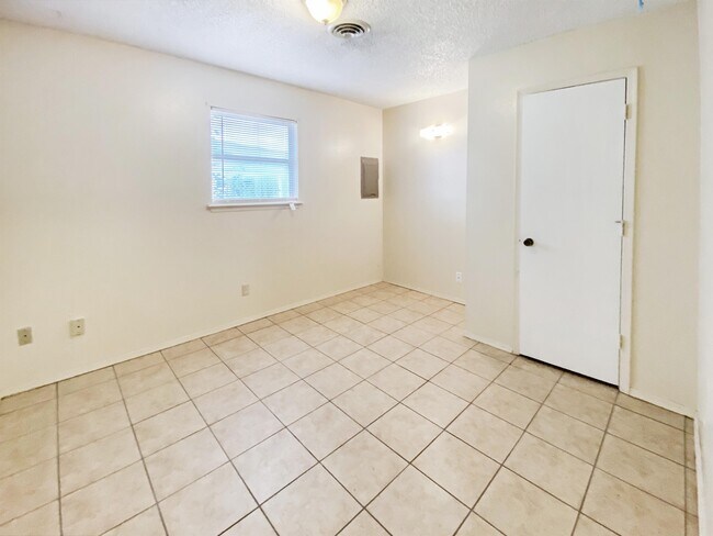 Building Photo - 105 E Wolfcamp Dr