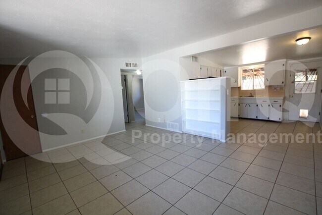 Building Photo - 2 Bedroom/1 Bath Tucson Home!