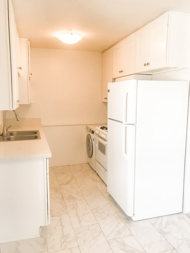 Building Photo - 12157 Moorpark St