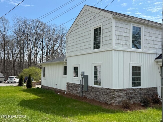 Foto del edificio - 212 Oak Rd