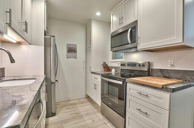 Foto del edificio - 3107 Golden Oaks Ln