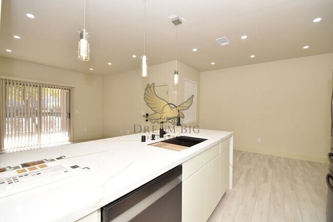 Foto del edificio - 8000 W Badura Ave