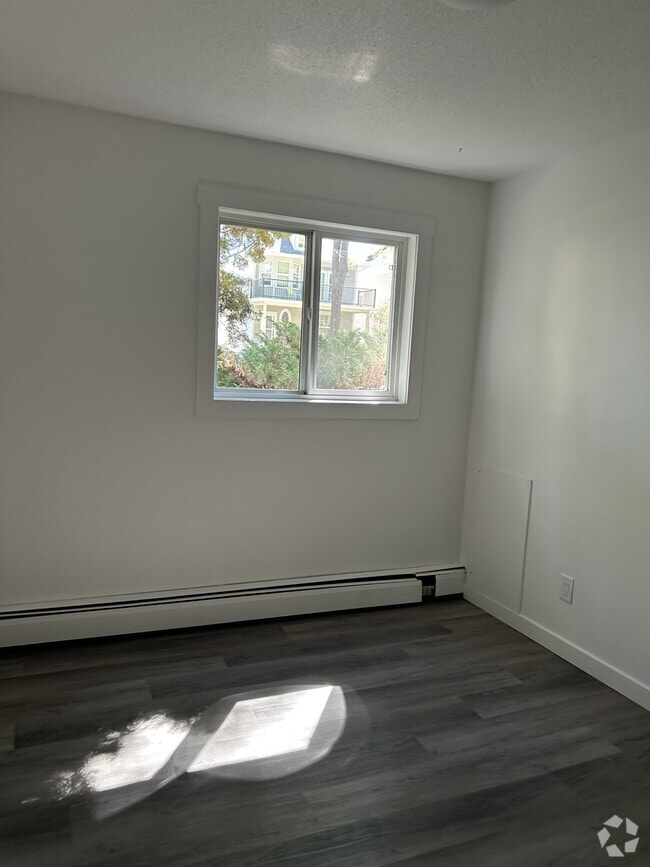 Building Photo - 727 5th Ave N