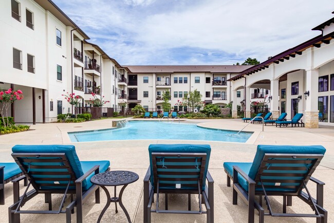 Resort Style Swimming Pool - Laurel at Vintage Park Apartments