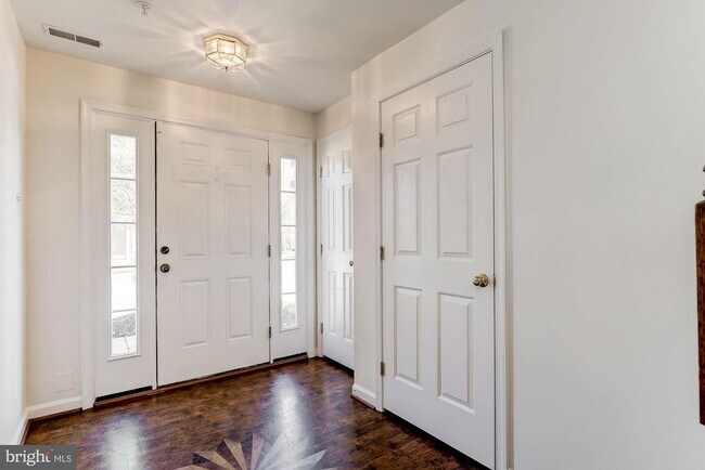 Foto del edificio - 7114 Maiden Point Pl
