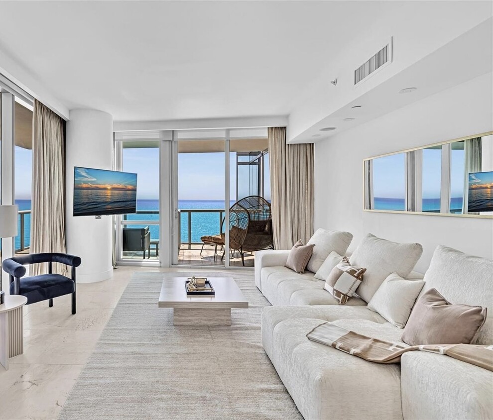 Foto principal - 17121 Collins Ave