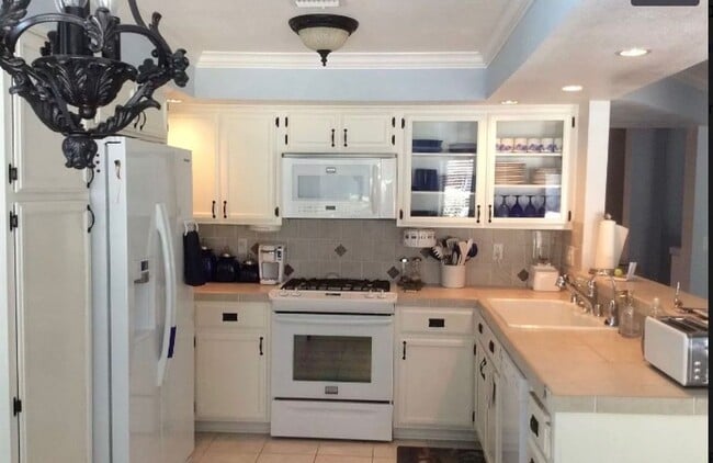 Foto del edificio - Stunning 2-story home offering 3 bedrooms, 2.5 bathrooms, with Pool