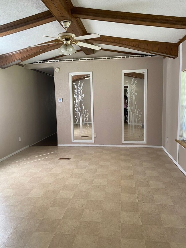 Building Photo - Three Bedroom , 2 Bathroom , large yard