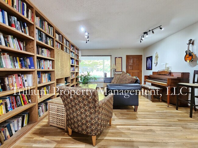 Building Photo - 9114 N Fortune Ave