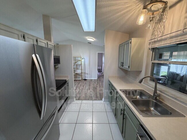 Building Photo - 1305 Ambra Dr