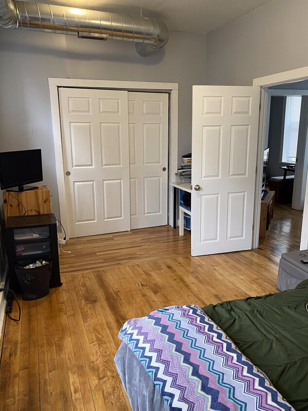 4558 S Justine St Unit 2M, Chicago, IL 60609 Room for Rent in Chicago