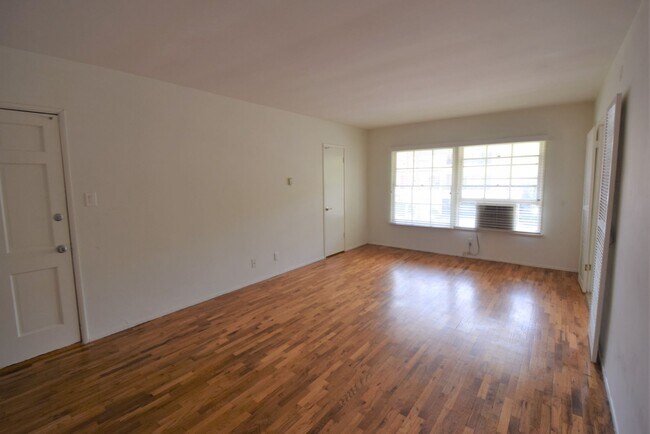 Foto del edificio - 5220 Radford Ave