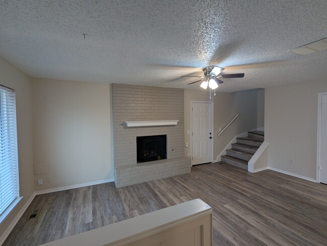 Sala de estar con chimenea de gas - 6720 Elk Canyon Rd