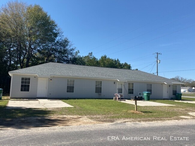 Building Photo - Central Crestview!