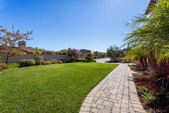 Building Photo - Large 5 bed / 5 bath Tuscan Style Home on ...