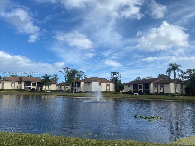 Foto del edificio - 112 Lake Pine Cir