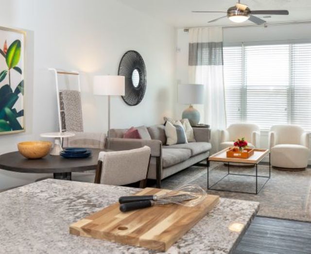 Vista de la sala de estar desde la cocina - Parc View Apartments & Townhomes