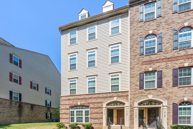 Foto del edificio - Spacious 3-Bed, 2.5-Bath End Unit in Sough...