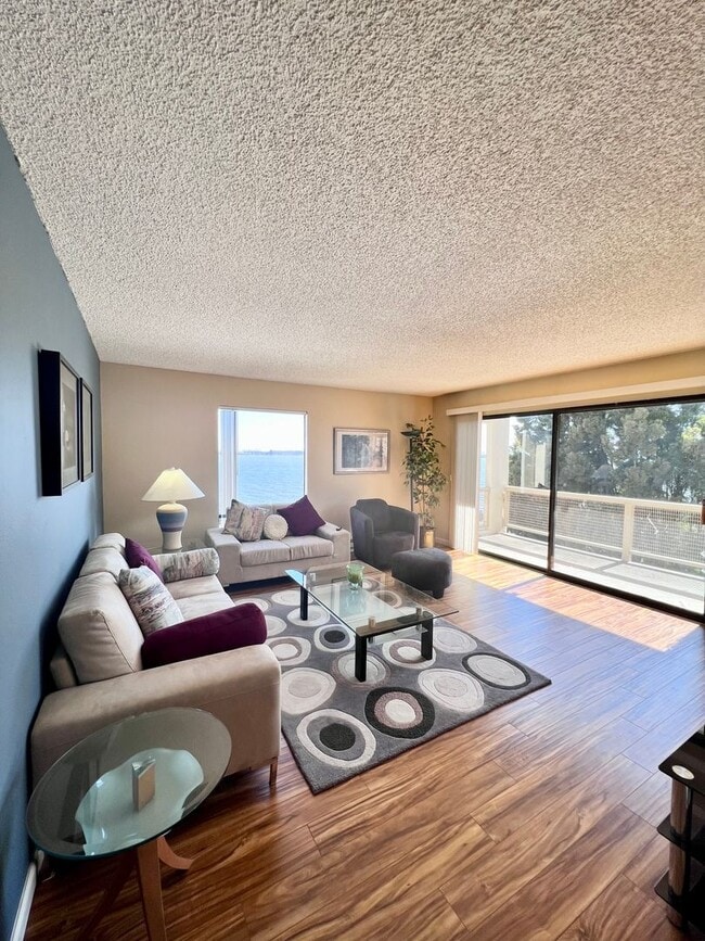 Foto del edificio - Large furnished one bedroom with spectacular water views