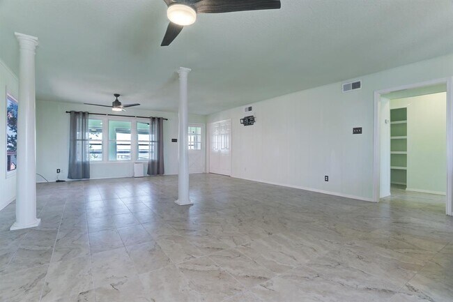 Building Photo - 1643 Dick Bay Dr