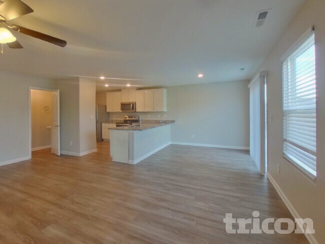 Foto del edificio - 1225 Standing Oak Dr