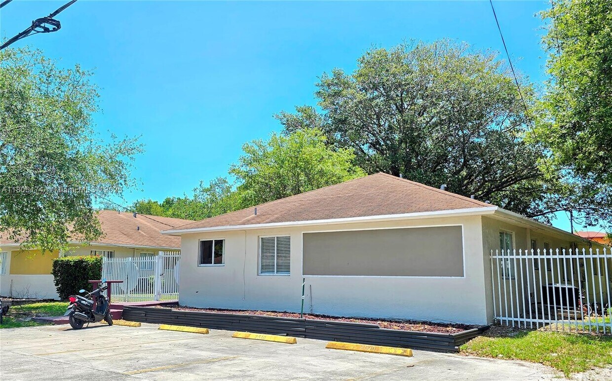 Primary Photo - 2510 NE 184th Terrace