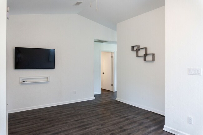 Building Photo - 3223 Albert Dr
