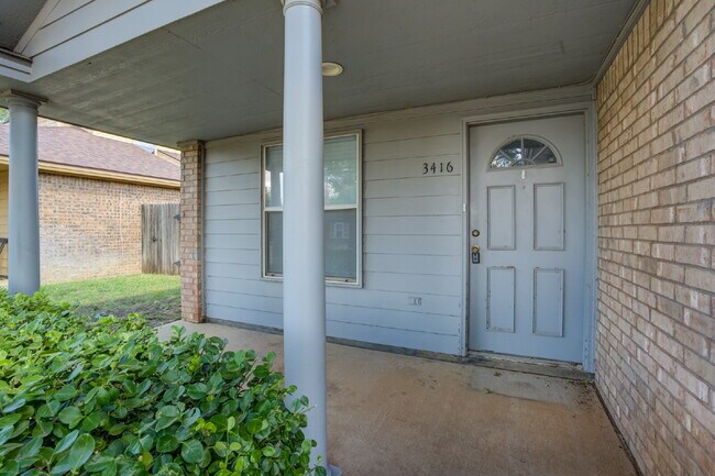 Building Photo - Conveniently located 2/2/2 with basement!!
