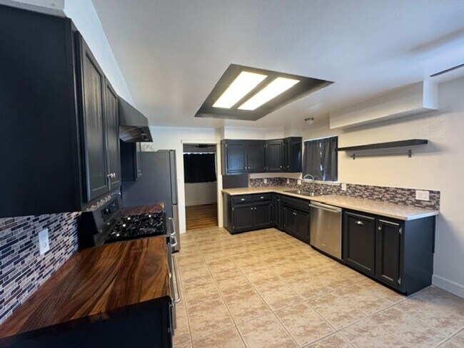 Building Photo - Beautiful 4 Bedroom 2 Bathroom Home with Solar!