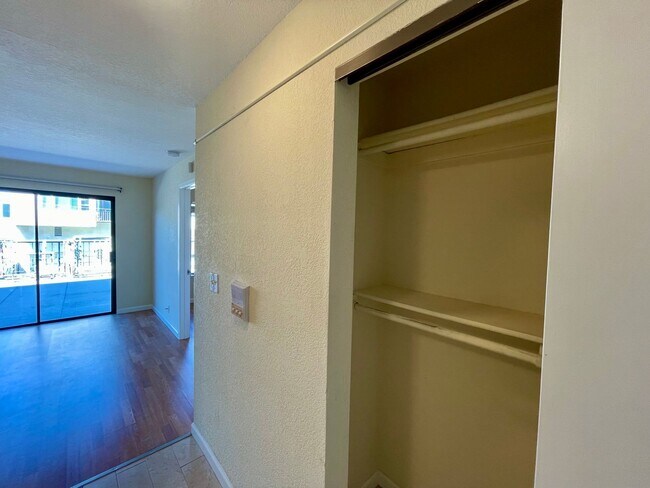 Building Photo - Updated 1BR in Fantastic Mission Location ...