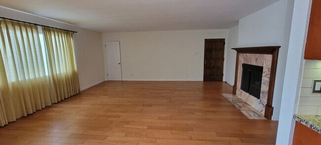 Building Photo - Elegant Condo in the Wilshire-Montana area...