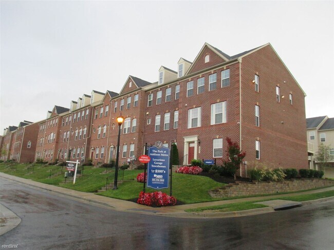 Building Photo - 3 br, 2.5 bath Townhome - 601 Waveland Ave
