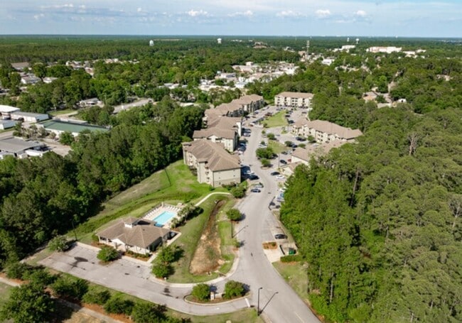 Building Photo - Beautiful Two Bedroom Apartment in Fort Walton Beach!