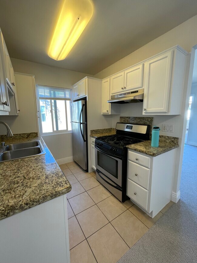 Kitchen - 1472 Iris Ave